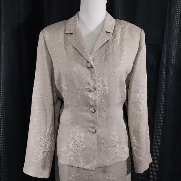 ADRIANNA PAPELL! SOFTEST BEIGE/TAN FLORAL RELIEF 2 PC SATINY FINISH SUIT! SZ 12 - Picture 4 of 12